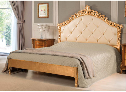 Nová luxusní manželská postel Chesterfield s vyřezávanou hlavicí.