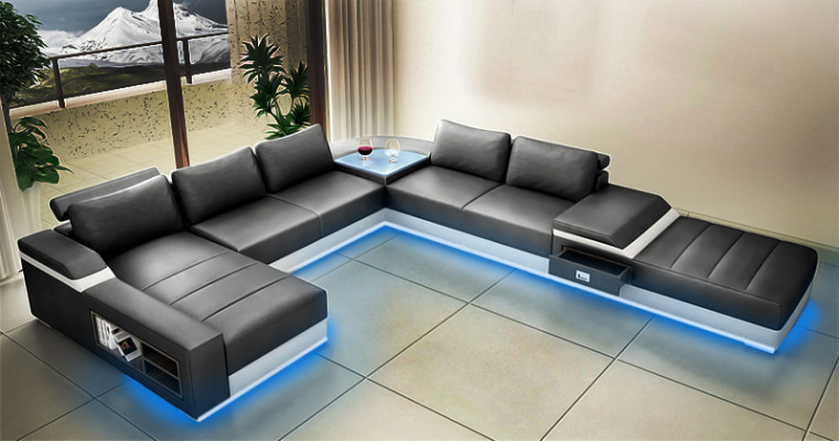 Designerova pohodlná rohová sedací souprava ve tvaru U s vynikajícím polstrováním.