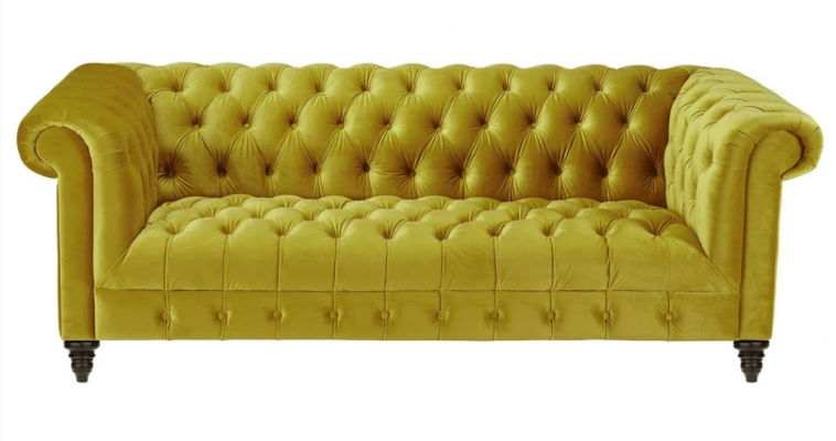 Žlutá třímístná pohovka Chesterfield moderního designu s potahem. Nový originální nábytek.
