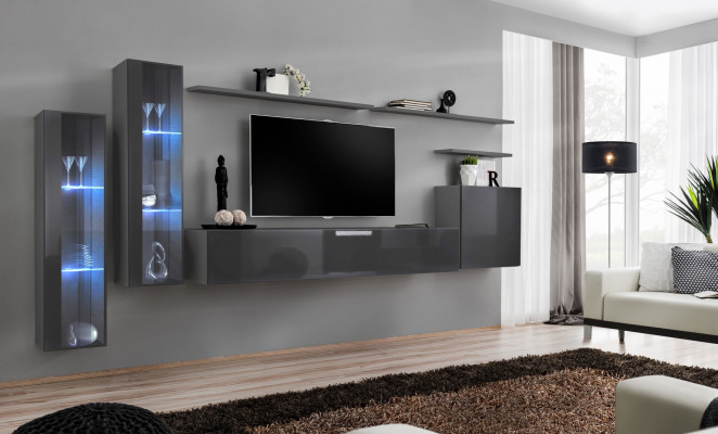 Šedá stěnová jednotka obývacího pokoje s TV stojanem a luxusním zařízením moderního interiéru.