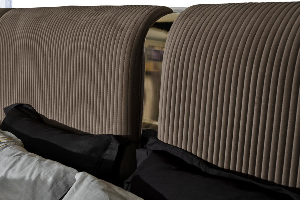 Hnědá ložnice s designovou manželskou postelí a dvěma nočními stolky luxusní nábytek.