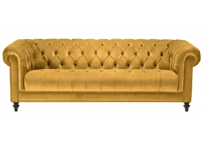 Žlutá třímístná látková sedací souprava s designovými pohovkami v obývacím pokoji, čalouněná pohovka, pohovky Chesterfield.