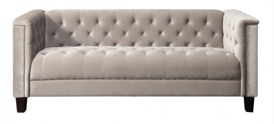 Světle šedá třísedadlová textilní sedací souprava Chesterfield moderního designu pro obývací pokoj.