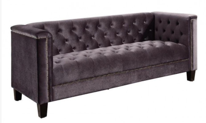 Světle šedá třísedadlová textilní sedací souprava Chesterfield moderního designu pro obývací pokoj.