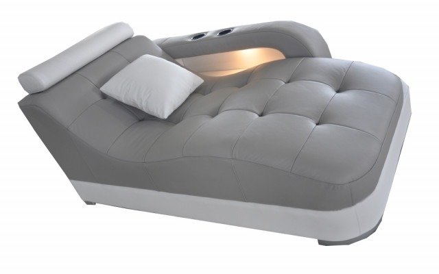 Designer Pohovka z pravé kožešiny s otomanem v moderním šedém provedení.