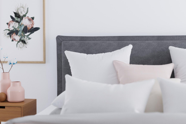 Moderní hotelové postele Boxspring, dvojité luxusní postelové polštáře, funkční lůžka s látkou.