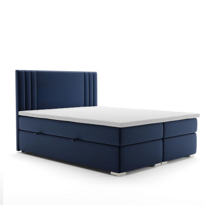 Moderní postele typu boxspring v hotelu, dvojlůžkové luxusní postele s polstrovaným rámem a funkcí šuplíků.