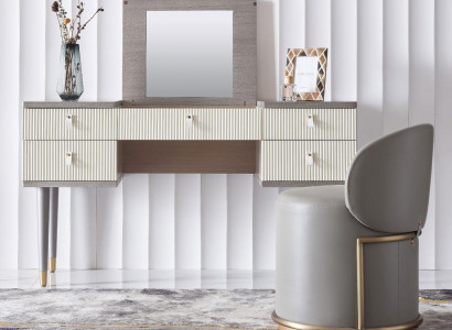 Stůl, klasická konzole, zrcadlo, dekorace, komoda, toaletní stolek, ložnice.