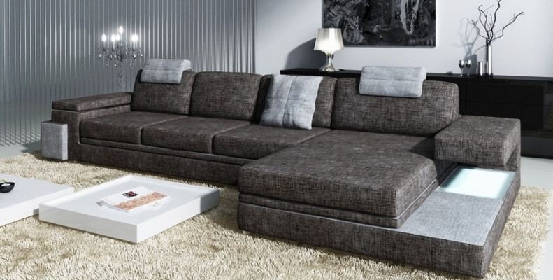 Luxusní prostředí, designerová pohovka ve tvaru L pro exkluzivní bytový komfort.
