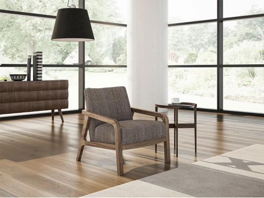 Moderní design křeslo s látkovým potahem pro obývací pokoj. Moderní čalouněný nábytek.