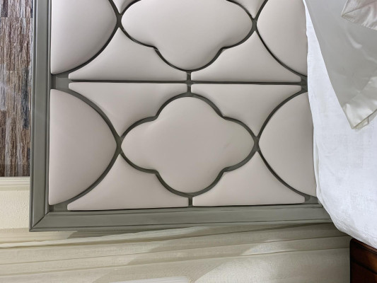 Premium-Doppelbett im klassischen Design mit beiger Lederausstattung