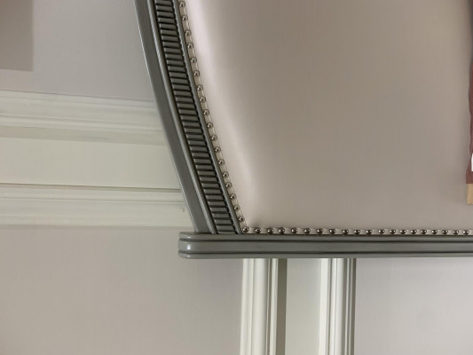 Prémiová manželská postel v klasickém designu v šedé barvě s béžovým kůženým potahem.