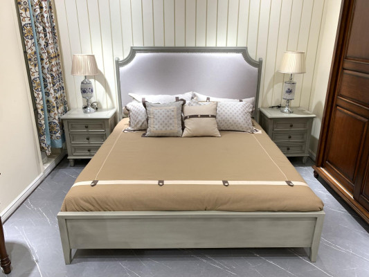 Premium Doppelbett im klassischen Design in Grau mit weißer Lederausstattung