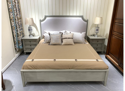 Premium Doppelbett im klassischen Design in Grau mit weißer Lederausstattung