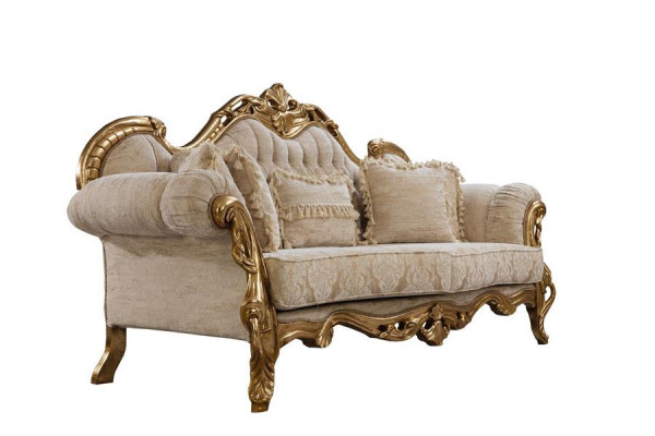 Chesterfield sofa a křeslo v béžové barvě v luxusním designu.