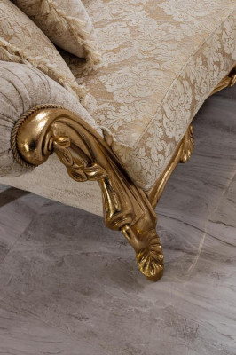 Chesterfield sofa a křeslo v béžové barvě v luxusním designu.