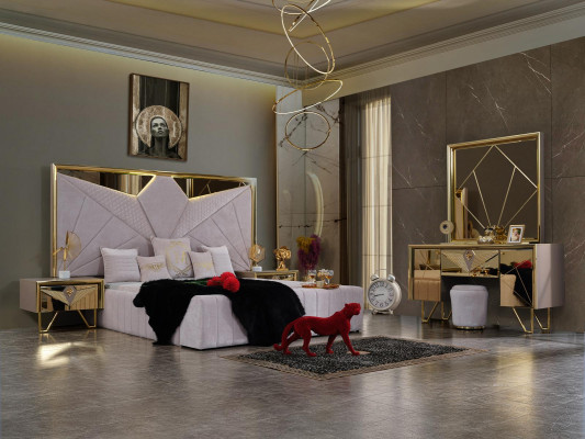 Ložnice s postelí, nočními stolky, toaletním stolem se zrcadlem v elegantním italském stylu ve bílé barvě.