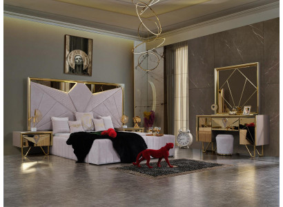 Ložnice s postelí, nočními stolky, toaletním stolem se zrcadlem v elegantním italském stylu ve bílé barvě.