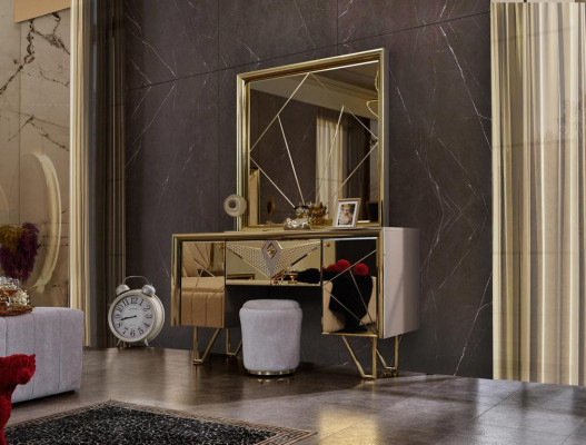 Ložnice s postelí, nočními stolky, toaletním stolem se zrcadlem v elegantním italském stylu ve bílé barvě.