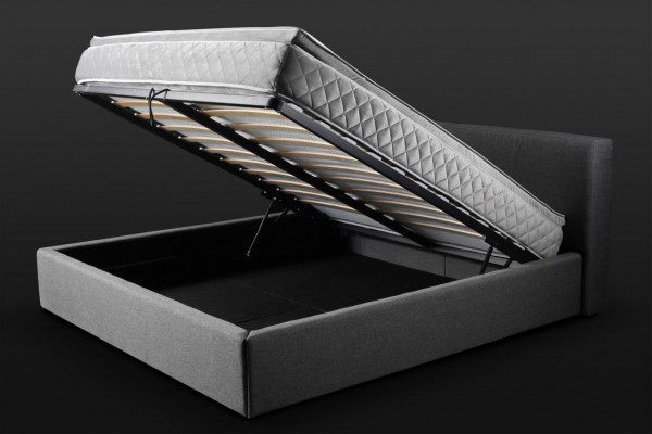 Šedá manželská postel s polstrováním, úložnými boxy, elegantní látkový design.