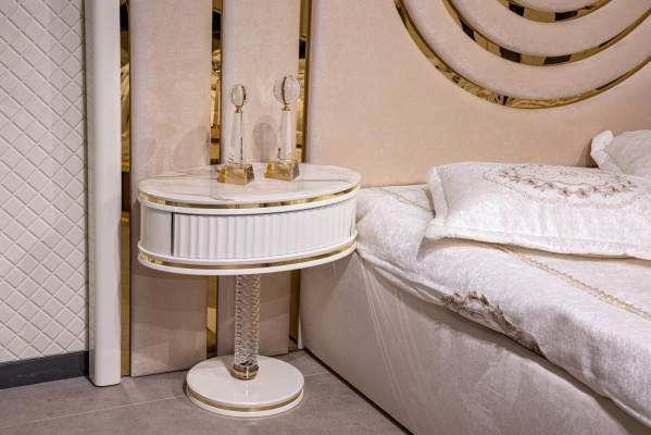 Ložnice luxusní postel 2x noční stolek šatní skříň komoda se zrcadlem 5 kusů