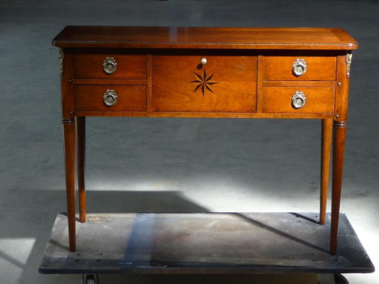 Nábytek ve stylu baroka, design, dřevo. Italský nábytek, konzolový stůl, hnědý sideboard.