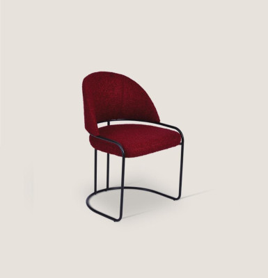 Červené designové židle s potahem, jeden sedadlo, textilní materiál, jídelní místnost, luxusní židle.