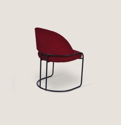 Červené designové židle s potahem, jeden sedadlo, textilní materiál, jídelní místnost, luxusní židle.
