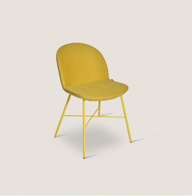 Žlutá designová jídelní židle, nábytek do obývacího pokoje, luxusní židle s opěrkami.