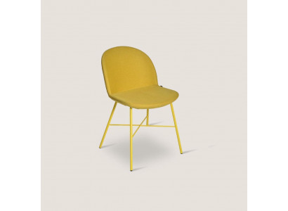 Žlutá designová jídelní židle, nábytek do obývacího pokoje, luxusní židle s opěrkami.