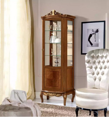 Klasická luxusní hnědá vitrína skleněná skříň nábytek design z pravého dřeva