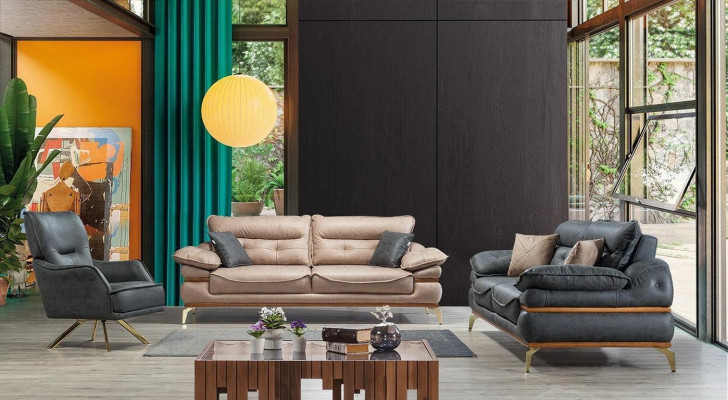 Moderní šedá obývací místnost designéra s trojsedačkou a novým křeslem.