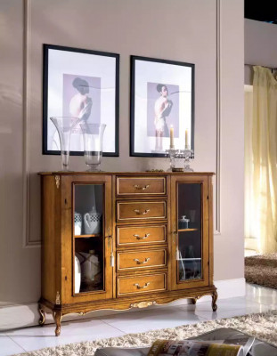 Exkluzivní hnědá dřevěná vitrína s šuplíky v klasickém nábytkovém stylu