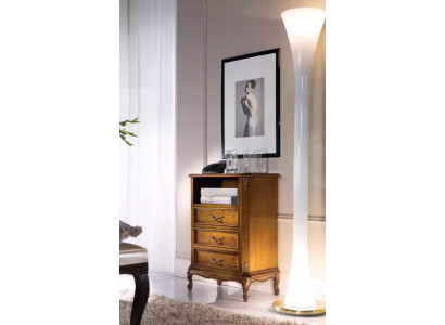 Klasická komoda z truhlářství, hnědý nábytek do obývacího pokoje se 3 šuplíky, designová lampa.