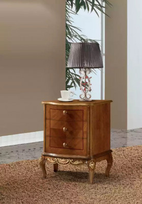Klasická elegantní komoda do obývacího pokoje s dřevěným nábytkem a designem zásuvek.