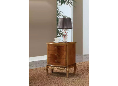 Klasická elegantní komoda do obývacího pokoje s dřevěným nábytkem a designem zásuvek.
