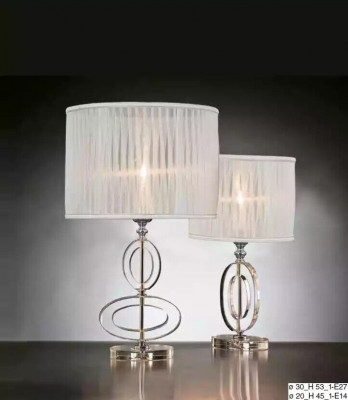 Klasická stolní lampa, lustr, křišťálová stolní lampa.