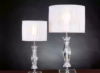 Klasická bílá stolní lampa s křišťálovým osvětlením
