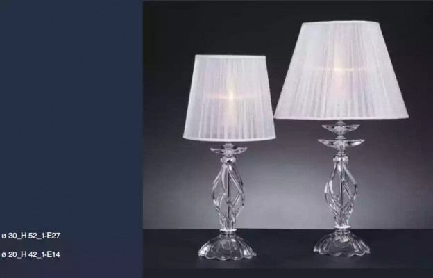 Stolní lampa v antickém stylu s křišťálovým osvětlením a lustry.