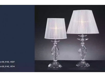 Stolní lampa v antickém stylu s křišťálovým osvětlením a lustry.