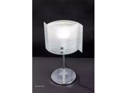 Moderní stolní lampa s křišťálovým lustrním osvětlením pro obývací pokoj.