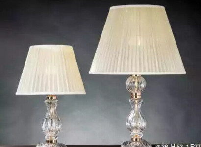 Bílá průhledná stolní lampa v antickém stylu s křišťálovým lustru.