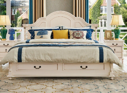 Úžasná ložnice se sadou postele a nočními stolky v bílé barvě.