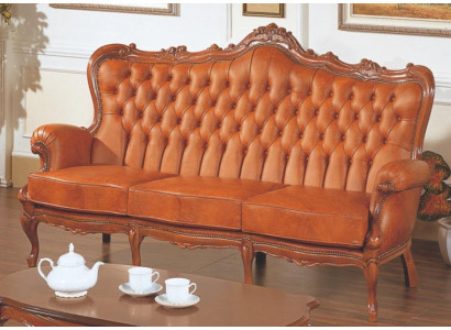 Luxus sedačka se třemi sedadly z hnědé kůže, nábytek ve stylu art deco.