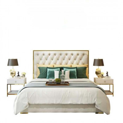 Klasický anglický styl postele Chesterfield s dvojitým textilním lůžkem o rozměrech 180x200 cm.