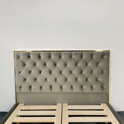 Klasický anglický styl postele Chesterfield s dvojitým textilním lůžkem o rozměrech 180x200 cm.