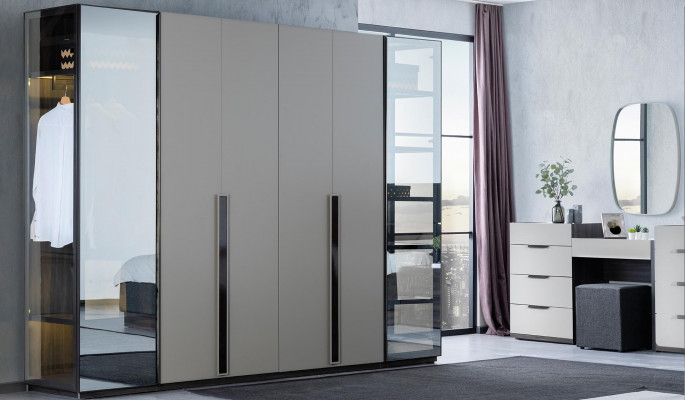 Elegantní skříň na oblečení do ložnice s prosklenými předními skly.