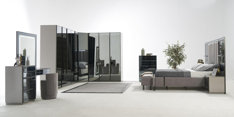 Luxus skleněná ložnice postel noční stolek rohová skříň komoda zrcadlo stolička šedá