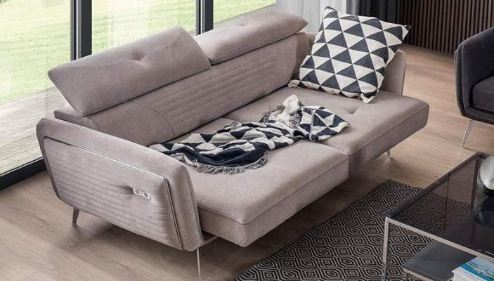 Luxusní a módní dvoumístná pohovka s textilním potahem na vysokých nohách.