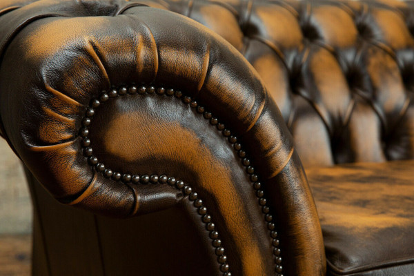 Noble Chesterfield hnědý třísedadlový luxusní čalouněný gauč designérské pohovky.